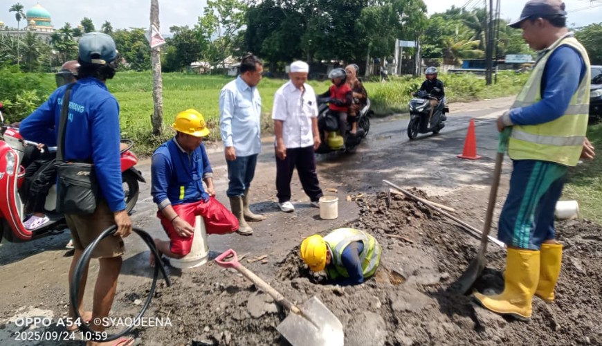 CAMAT LINGSAR PANTAU PERBAIKAN PIPA PDAM YANG BOCOR DI DUMAN