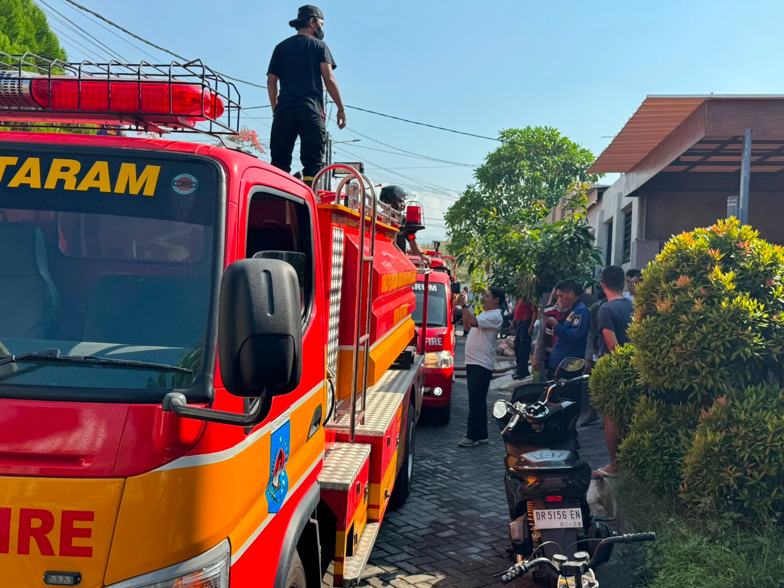 DIDUGA AKIBAT KORSLETING HP SAAT DI-CHARGE, SATU RUMAH DI PERUMAHAN GRAHA PERMATA ALAM LINGSAR HANGUS TERBAKAR 