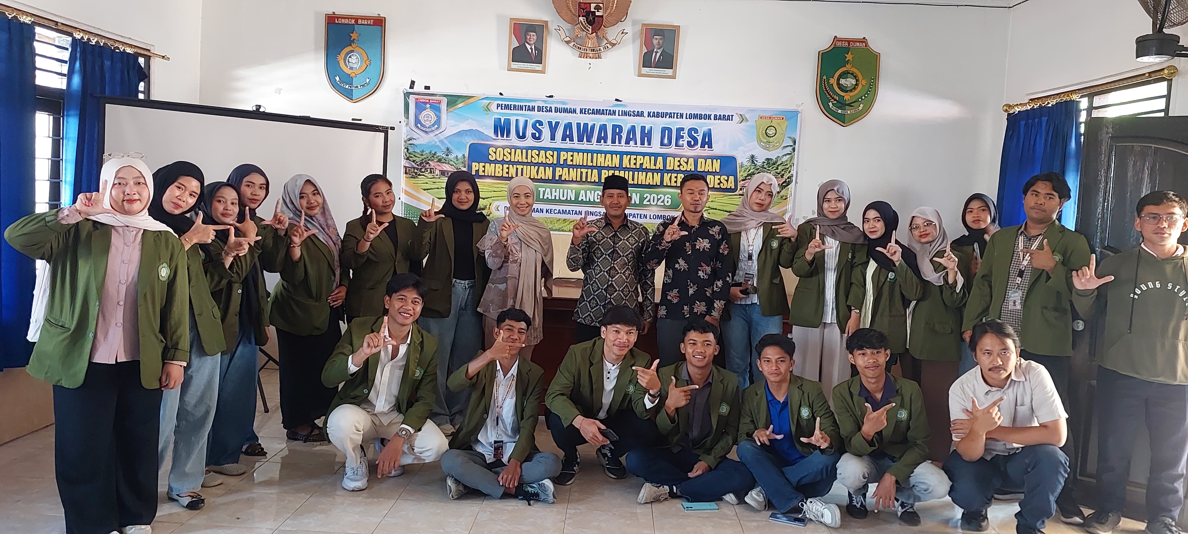 SELESAI MASA ABDI, KEPALA DESA DUMAN RESMI SERAHKAN KEMBALI MAHASISWA KKN PPM 43 UNIZAR KE PIHAK KAMPUS