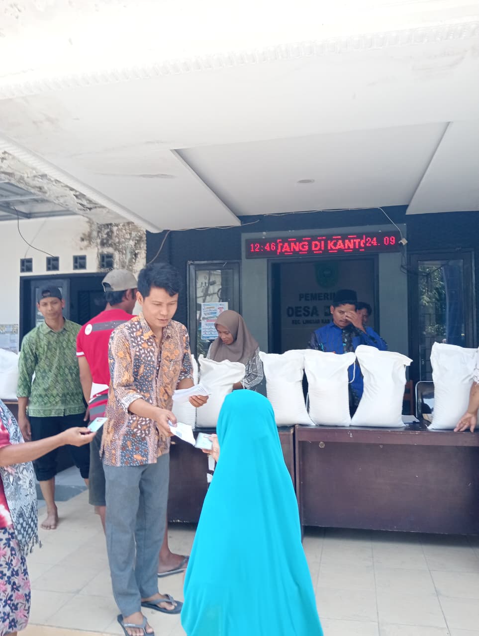 Pemerintah Desa Duman Salurkan Bantuan Beras Pangan untuk 605 KPM